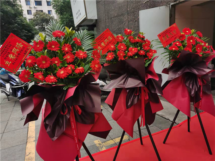 四川中青旅綿陽(yáng)分社、綿陽(yáng)市中旅假日旅行社、綿陽(yáng)自來(lái)文化傳播有限公司24H自助售貨服務(wù)盛大開(kāi)業(yè)